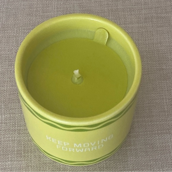 Crayola Fresh Bamboo Scent “Keep Moving Forward”6.3-oz. Candle Jar- Citron - Picture 3 of 7